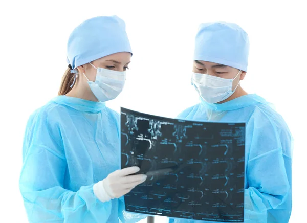 Médicos jóvenes con imagen de resonancia magnética en clínica — Foto de Stock