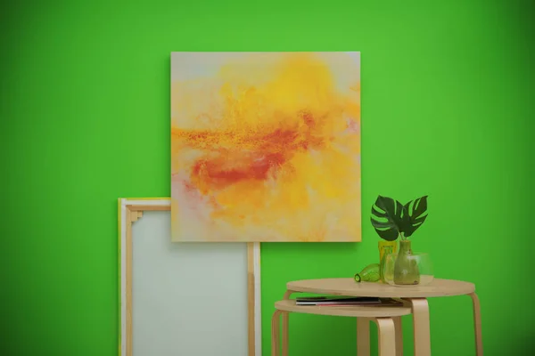 Tavoli e dipinti su sfondo verde — Foto Stock