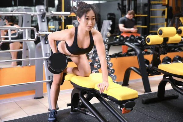 Frauentraining mit Hantel im Fitnessstudio — Stockfoto