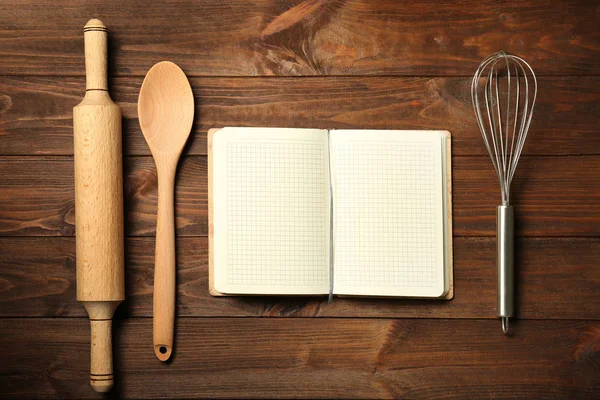 Σκεύη κουζίνας με κενό σημειωματάριο — Φωτογραφία Αρχείου
