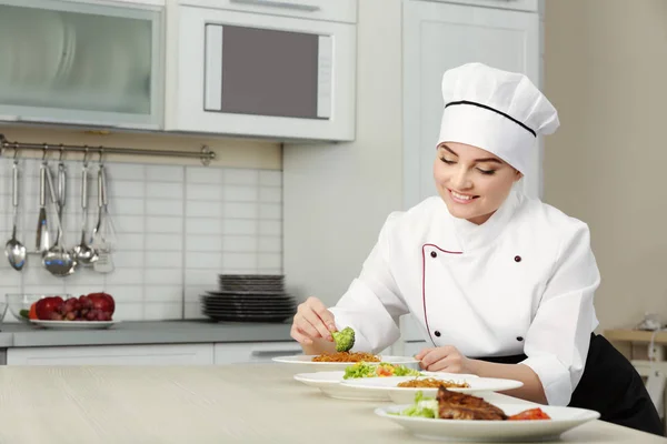 Chef-kok met verschillende gerechten — Stockfoto