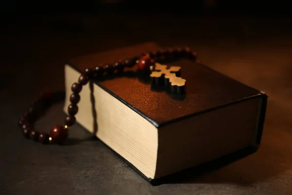 Biblia con rosario en la mesa — Foto de Stock