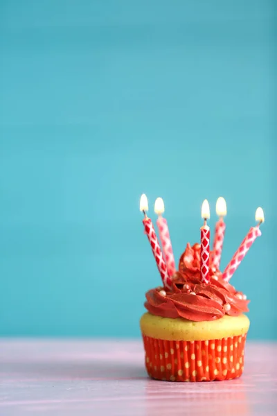 Verjaardag cupcake met kaarsen — Stockfoto