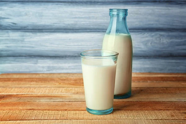 Copo e garrafa com leite — Fotografia de Stock