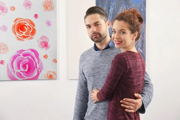 Pareja Joven Galería Arte Moderno — Foto de Stock