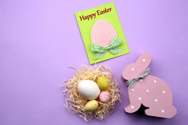 Gratulationskort och färgglada ägg — Stockfoto