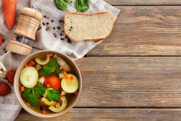 Schüssel mit Gemüsesuppe — Stockfoto