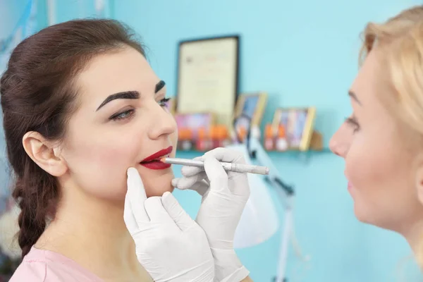 Jovem Bela Mulher Fazendo Maquiagem Permanente Salão Cosmetologia — Fotografia de Stock