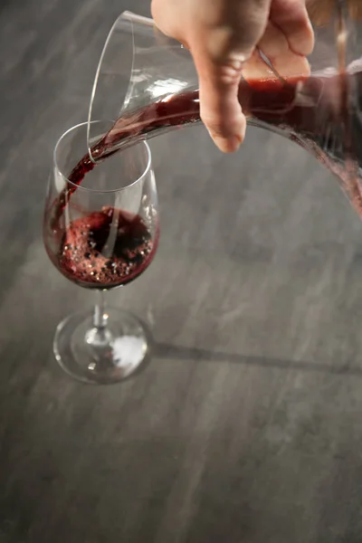 Versare il vino nel bicchiere — Foto Stock