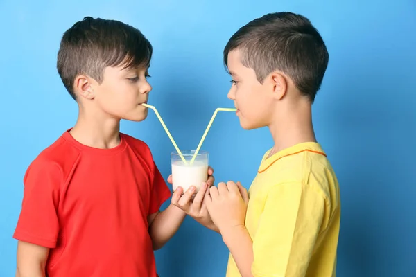 Zwillingsbrüder Mit Milch Auf Blauem Hintergrund — Stockfoto