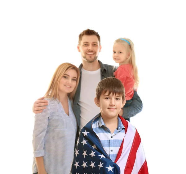 Söt pojke insvept i Usa flaggan med familj bakom — Stockfoto
