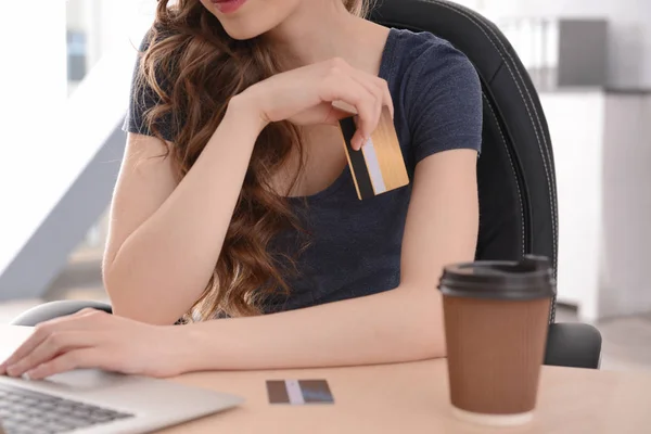 Jonge vrouw winkelen online — Stockfoto