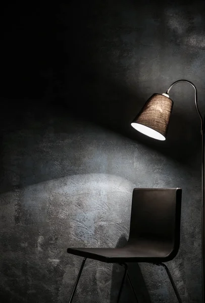 Stoel en lamp op grijs muur achtergrond — Stockfoto