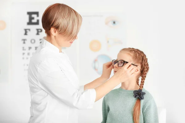 Söt liten flicka i ögonläkares office — Stockfoto