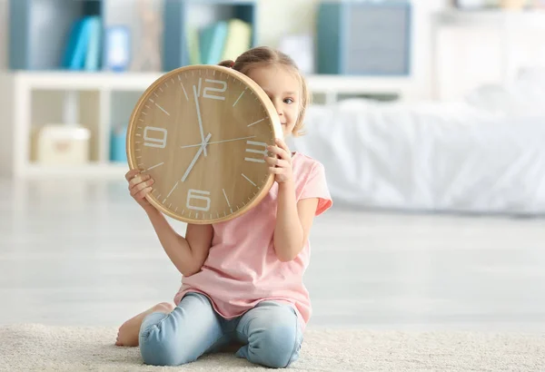 Carino bambina con grande orologio — Foto Stock