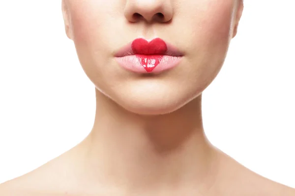 Schöne junge Frau mit Herz auf die Lippen gemalt — Stockfoto