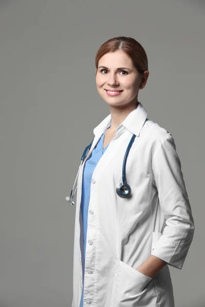 Jovem médico bonito — Fotografia de Stock