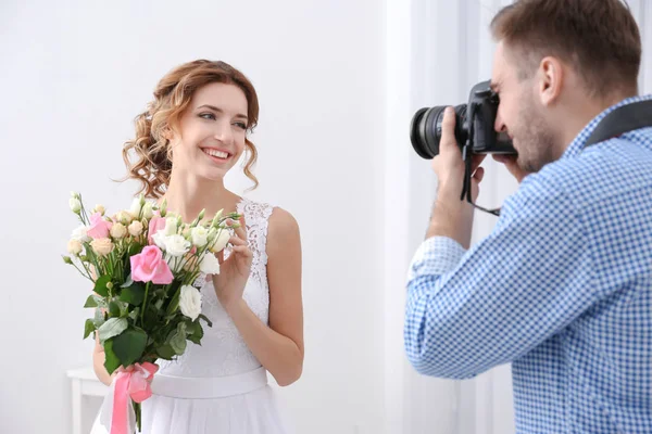 Fotograf fotografiert Braut — Stockfoto