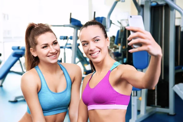 Mujeres Jóvenes Tomando Selfie Gimnasio —  Fotos de Stock