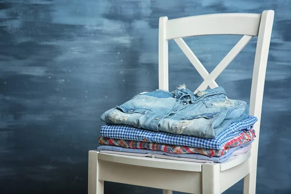 Högen med kläder på trä stol — Stockfoto