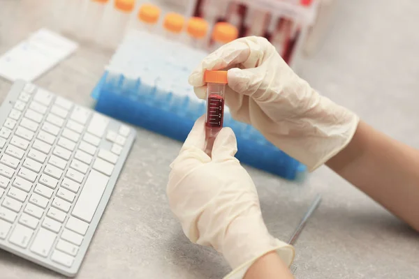 Cientista que trabalha com amostras de sangue — Fotografia de Stock