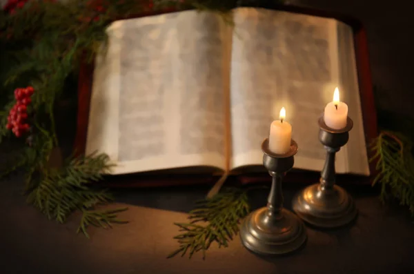 Membakar lilin dan Alkitab — Stok Foto
