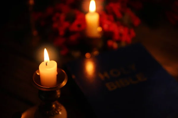 Καίγοντας κερί και θολή Αγία Γραφή — Φωτογραφία Αρχείου