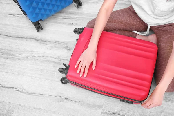 Ung kvinna packning resväskor — Stockfoto
