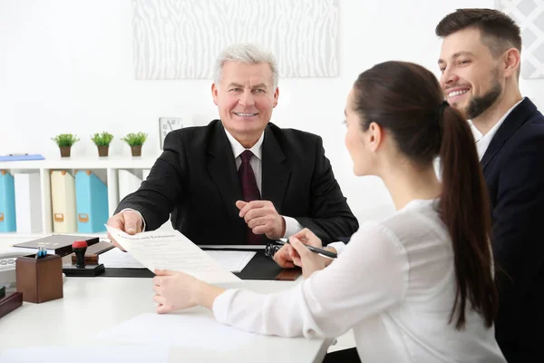 Couple at notary public office — Stock Photo, Image