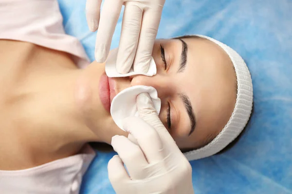 Woman having beauty treatments — Stock Photo, Image