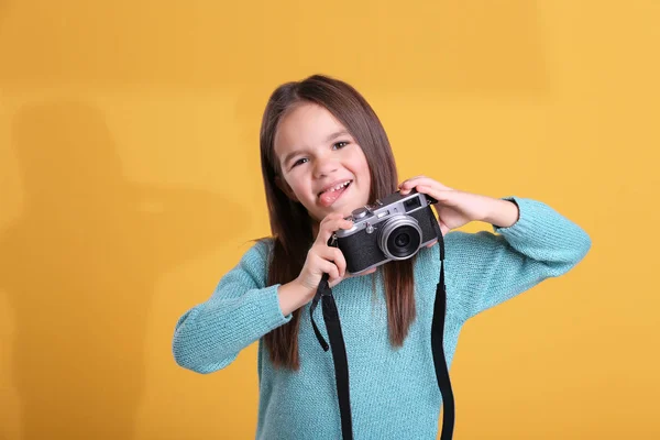 Bambina con fotocamera vintage — Foto Stock