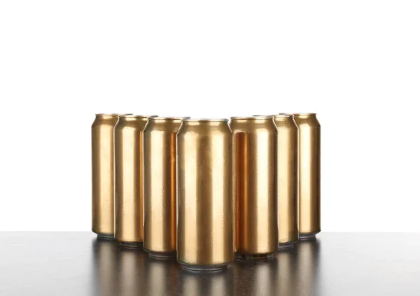 Zlatý plechovky piva — Stock fotografie