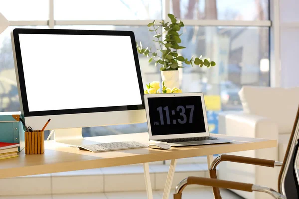 Posto di lavoro con computer e laptop — Foto Stock