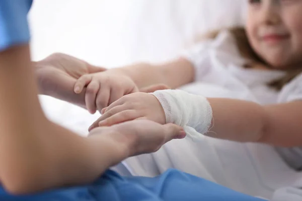 Zbliżenie Lekarz Trzymając Się Ręce Dziewczyny Szpitalu — Zdjęcie stockowe