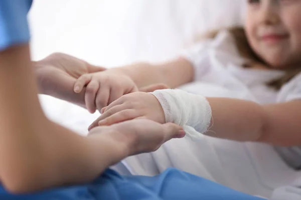 Primer Plano Del Médico Sosteniendo Las Manos Niña Hospital —  Fotos de Stock