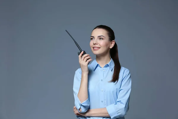 Hermoso guardia de seguridad sobre fondo gris — Foto de Stock