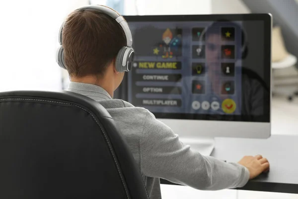 Teenager Spielt Computerspiel Hause — Stockfoto