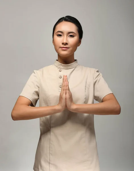 Молодой азиатский массажист — стоковое фото