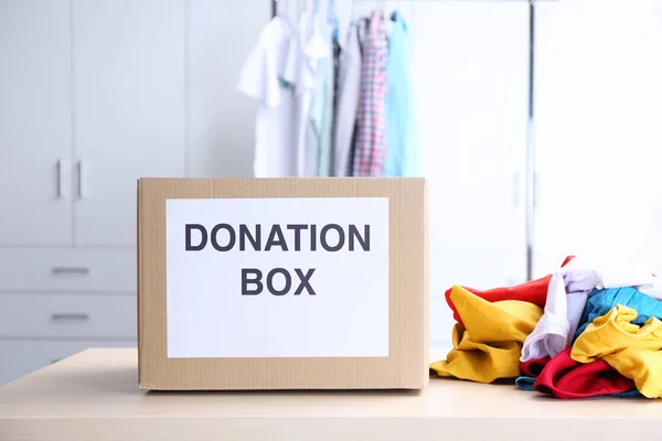 Donatie box met kleren — Stockfoto
