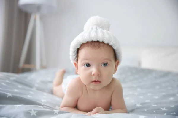 Schattige baby in warme muts — Stockfoto