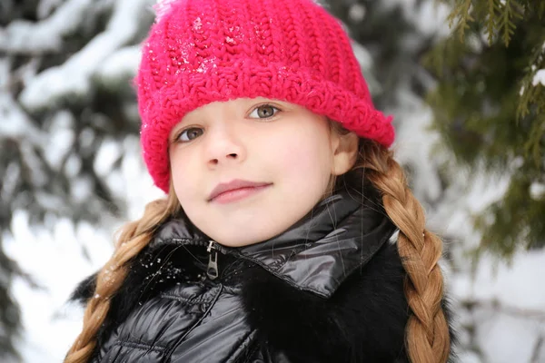 Portret zbliżenie słodkie dziewczynki na zewnątrz w zimie — Zdjęcie stockowe
