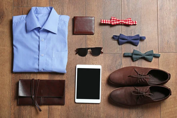 Flat lay conjunto de roupas masculinas — Fotografia de Stock