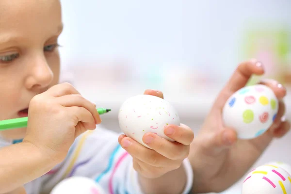 Girl decorating Easter egg — Stock Photo, Image