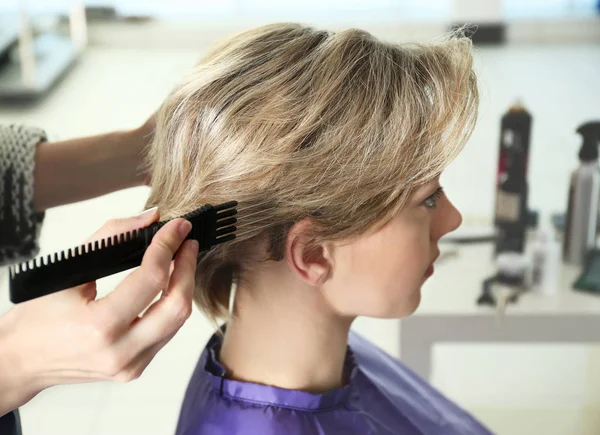 Friseur Arbeitet Mit Kundin Salon — Stockfoto