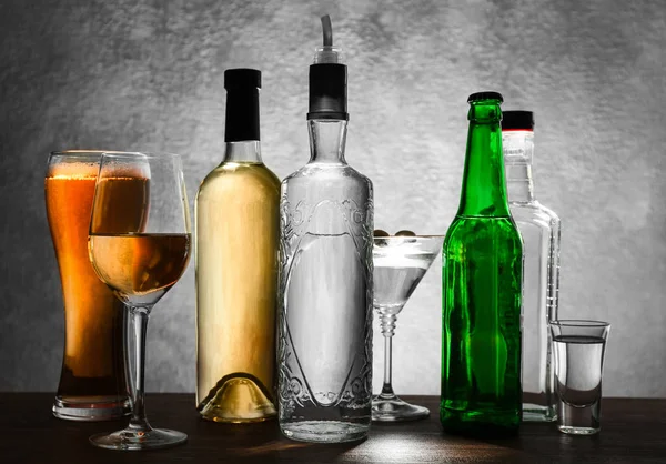 Diverse bottiglie di vino e liquori — Foto Stock