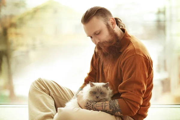 Homem Barbudo Jovem Com Gato Fofo Sentado Chão — Fotografia de Stock