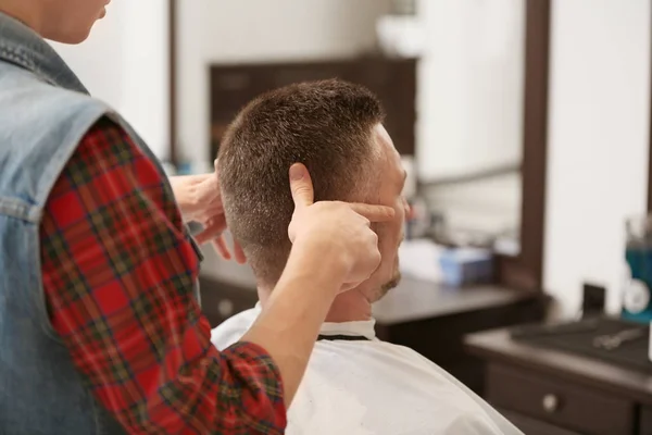 Barber making modern male hairstyle — Stock Photo, Image
