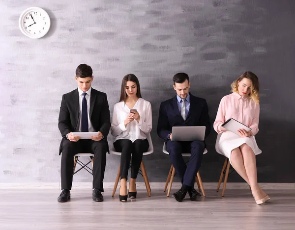 Grupp av människor som väntar på anställningsintervju i mottagning hall — Stockfoto