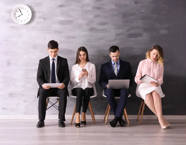 Grupo de personas que esperan una entrevista de trabajo en la sala de recepción —  Fotos de Stock