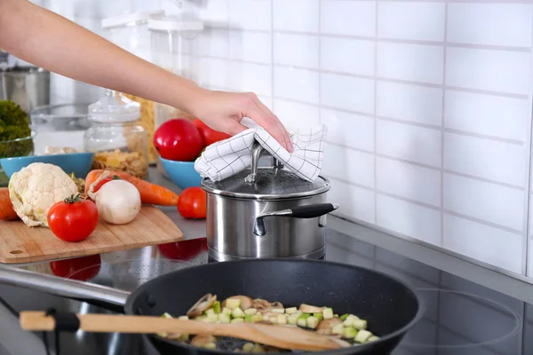 Donna che cucina deliziosa cena — Foto Stock